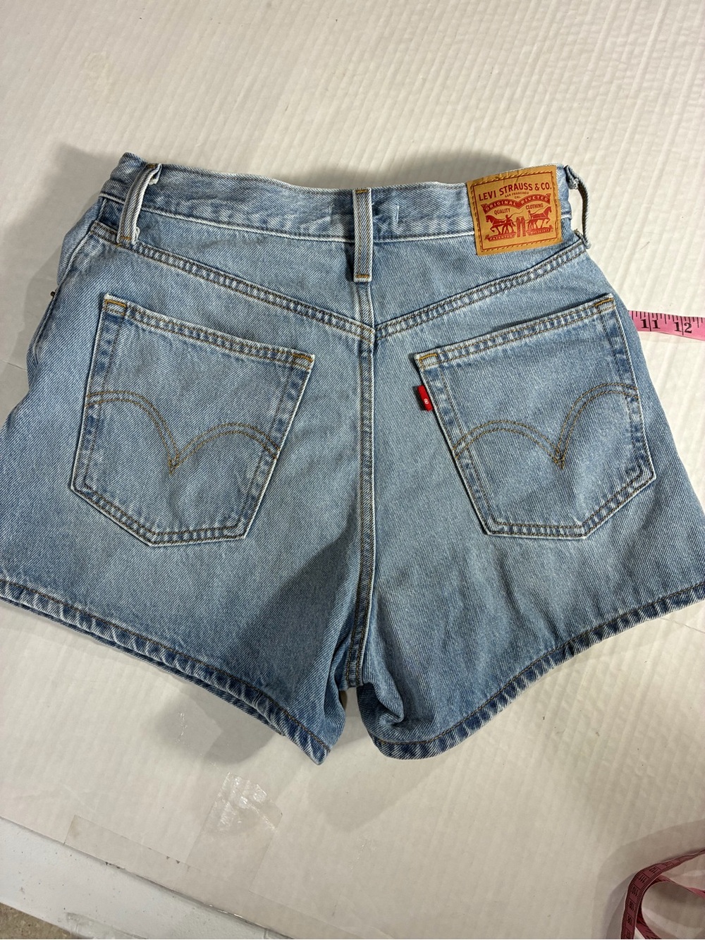 LEVI'S HIGH RISE MOM SHORT - Picture 12 of 16